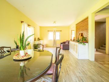 LOTE 600 M2 - VENTA CASA 4 AMB C/ PARQUE y PISCINA