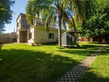 LOTE 600 M2 - VENTA CASA 4 AMB C/ PARQUE y PISCINA