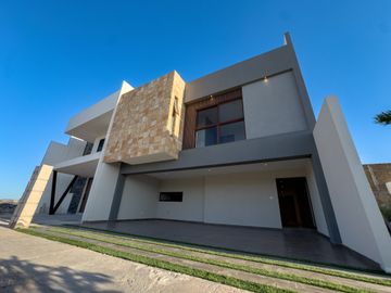 CASA EN VENTA EN GRAN PEÑON