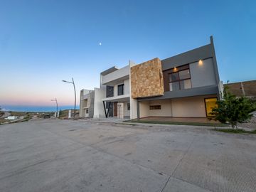 CASA EN VENTA EN GRAN PEÑON