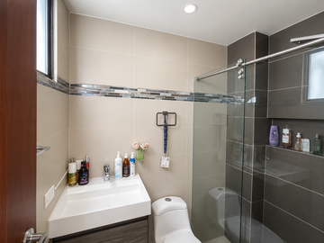 Apartamento en venta de 2 hab. en Santa Barbara, Bogotá
