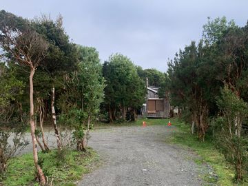 REBAJADA! Parcela 1 HA con Luz, Agua,  Cabaña y Baños