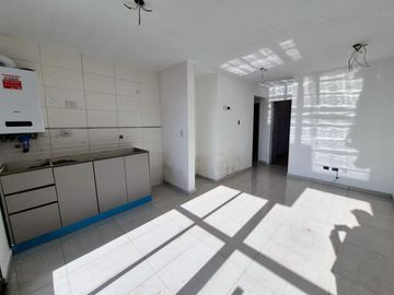 DEPARTAMENTO EN LA PERLA DOS AMBIENTES CON BALCON A ESTRENAR Y COCHERA