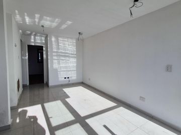 DEPARTAMENTO EN LA PERLA DOS AMBIENTES CON BALCON A ESTRENAR Y COCHERA