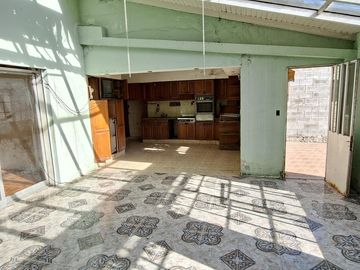 Importante Casa en Florida de 6 ambientes a reciclar!!!- En Venta