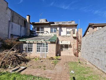 Importante Casa en Florida de 6 ambientes a reciclar!!!- En Venta