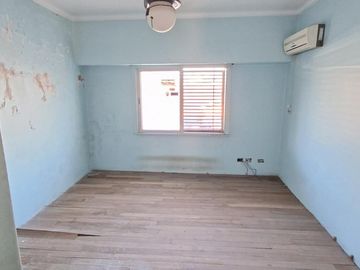 Importante Casa en Florida de 6 ambientes a reciclar!!!- En Venta