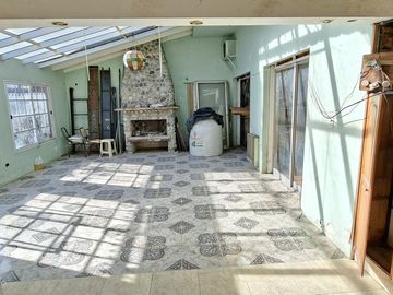 Importante Casa en Florida de 6 ambientes a reciclar!!!- En Venta