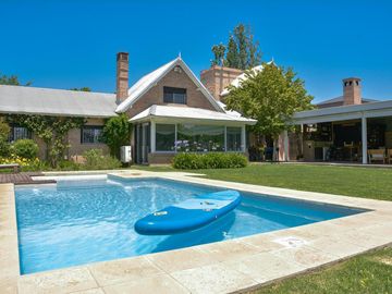 Casa 4 dormitorios con quincho y gran terreno