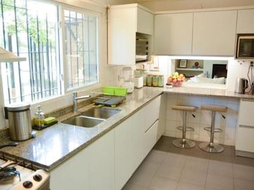 Casa 4 dormitorios con quincho y gran terreno
