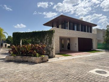 CASA EN VENTA MERIDA, TEMOZON NORTE, PRIVADA SOLUNA, ENTREGA INMEDIATA.