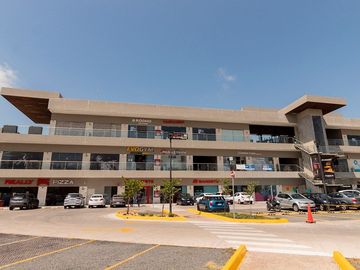 Local en RENTA Acondicionado en Plaza Xentric Mirador QUERETARO