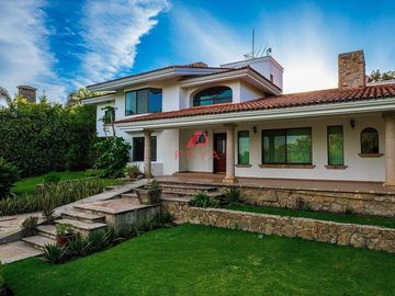 Casa en venta en Hacienda La Herradura con 2,048 m² de terreno y jardín