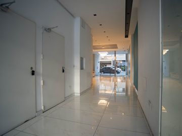 Venta de impecable 3 Ambientes con Vista Abierta y 2 Cocheras en Flores/Caballito!