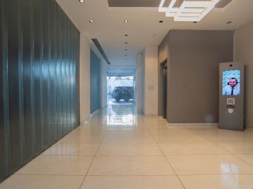 Venta de impecable 3 Ambientes con Vista Abierta y 2 Cocheras en Flores/Caballito!