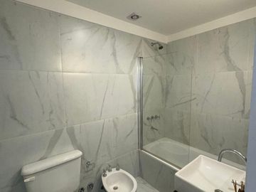 Venta de impecable 3 Ambientes con Vista Abierta y 2 Cocheras en Flores/Caballito!