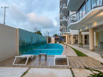 DEPARTAMENTO EN VENTA EN LA PLAYA CERCA DEL MAR EN CHICXULUB, AMUEBLADO