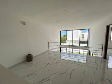 CASA EN VENTA EN SOLUNA CON CASA CLUB, GYM, SALON, CANCHA DE PADEL, ALBERCA.