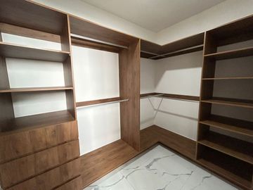 CASA EN VENTA EN SOLUNA CON CASA CLUB, GYM, SALON, CANCHA DE PADEL, ALBERCA.