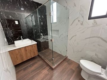 CASA EN VENTA EN SOLUNA CON CASA CLUB, GYM, SALON, CANCHA DE PADEL, ALBERCA.
