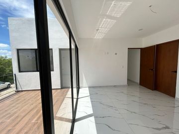CASA EN VENTA EN SOLUNA CON CASA CLUB, GYM, SALON, CANCHA DE PADEL, ALBERCA.