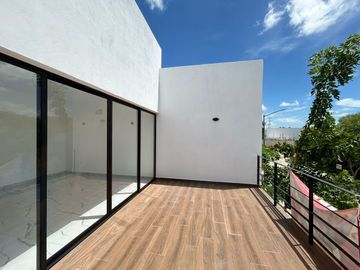 CASA EN VENTA EN SOLUNA CON CASA CLUB, GYM, SALON, CANCHA DE PADEL, ALBERCA.