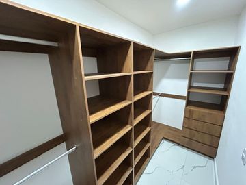 CASA EN VENTA EN SOLUNA CON CASA CLUB, GYM, SALON, CANCHA DE PADEL, ALBERCA.