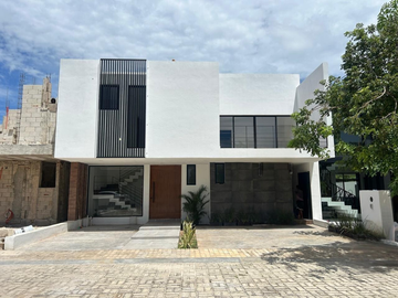 CASA EN VENTA EN SOLUNA CON CASA CLUB, GYM, SALON, CANCHA DE PADEL, ALBERCA.
