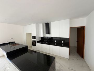 CASA EN VENTA EN SOLUNA CON CASA CLUB, GYM, SALON, CANCHA DE PADEL, ALBERCA.