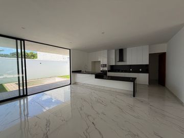 CASA EN VENTA EN SOLUNA CON CASA CLUB, GYM, SALON, CANCHA DE PADEL, ALBERCA.