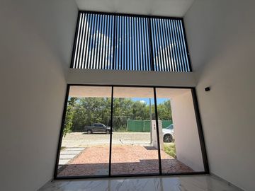 CASA EN VENTA EN SOLUNA CON CASA CLUB, GYM, SALON, CANCHA DE PADEL, ALBERCA.