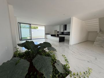 CASA EN VENTA EN SOLUNA CON CASA CLUB, GYM, SALON, CANCHA DE PADEL, ALBERCA.