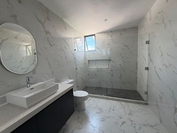 CASA EN VENTA EN SOLUNA CON CASA CLUB, GYM, SALON, CANCHA DE PADEL, ALBERCA.