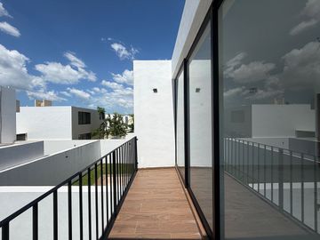 CASA EN VENTA EN SOLUNA CON CASA CLUB, GYM, SALON, CANCHA DE PADEL, ALBERCA.