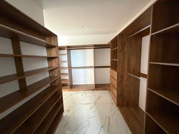 CASA EN VENTA EN SOLUNA CON CASA CLUB, GYM, SALON, CANCHA DE PADEL, ALBERCA.