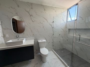 CASA EN VENTA EN SOLUNA CON CASA CLUB, GYM, SALON, CANCHA DE PADEL, ALBERCA.