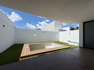 CASA EN VENTA EN SOLUNA CON CASA CLUB, GYM, SALON, CANCHA DE PADEL, ALBERCA.