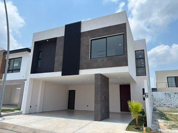 Casa en venta en Veracruz con jardin Fracc. Lomas del Dorado en Boca del Río.