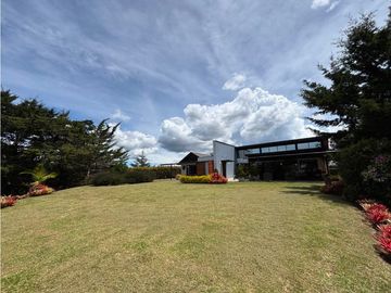 Venta casa campestre en El Carmen de Viboral con jacuzzi y unidad cerr