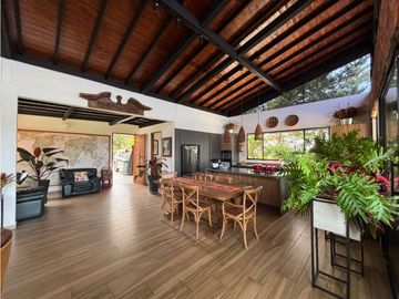 Venta casa campestre en El Carmen de Viboral con jacuzzi y unidad cerr