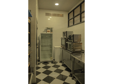 SE ALQUILA LOCAL EN CASCO VIEJO 180M 2 BAÑOS COCINA Y DEPOSITO