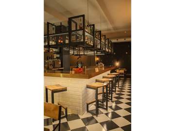 SE ALQUILA LOCAL EN CASCO VIEJO 180M 2 BAÑOS COCINA Y DEPOSITO