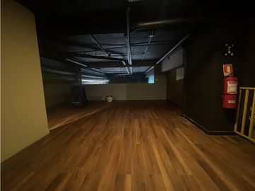 SE ALQUILA LOCAL EN CASCO VIEJO 144M 2 BAÑOS  COCINA Y MEZZANINE