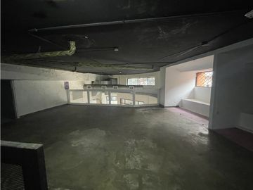 SE ALQUILA LOCAL EN CASCO VIEJO 240M 2 BAÑOS COCINA Y MEZZANINE