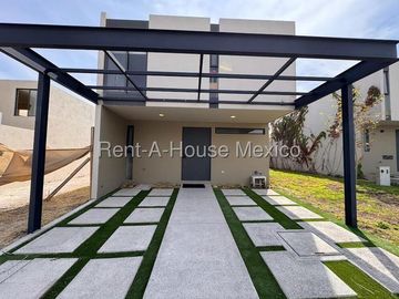 Casa en Venta en Zire | Doble Altura y 3 Recámaras RAH2331
