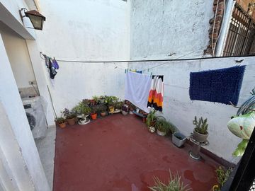 VENTA PH 2 DEPARTAMENTOS UN DORMITORIO CON PATIO