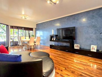 Venta Piso de Categoría con Balcón  y Cochera