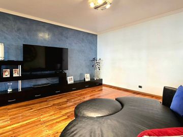 Venta Piso de Categoría con Balcón  y Cochera
