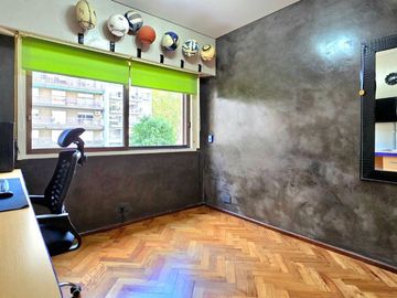 Venta Piso de Categoría con Balcón  y Cochera