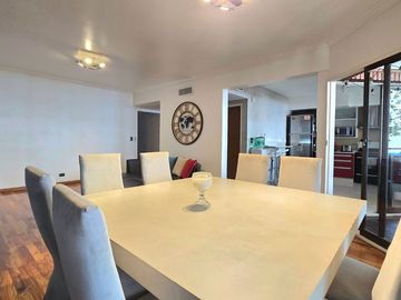 Venta Piso de Categoría con Balcón  y Cochera